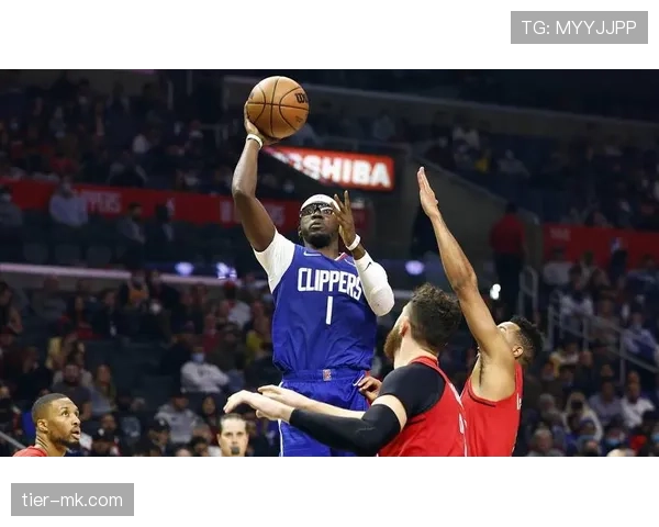 埃迪·琼斯利用无球切入提升进攻效率，助力球队多点开花